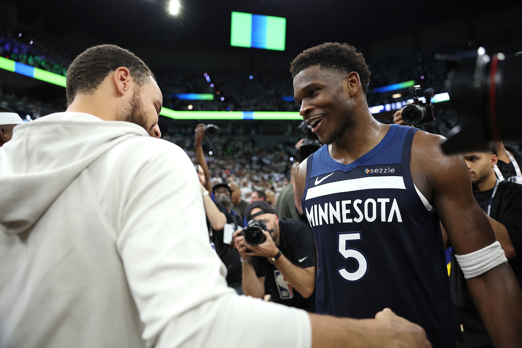 开云体育入口-爱德华兹：库里是我兄弟&amp;我爱他的一切 他是最伟大控卫 不太懂rap