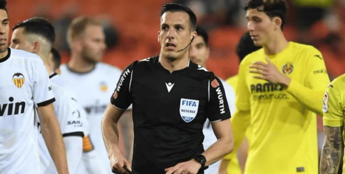 开云-前裁判评马竞巴萨争议判罚,VAR介入引质疑|红牌|巴塞罗那|赫拉德-马丁|路易斯洛佩斯-费尔南德斯|哈维尔·费尔南德斯_新浪体育_新浪新闻